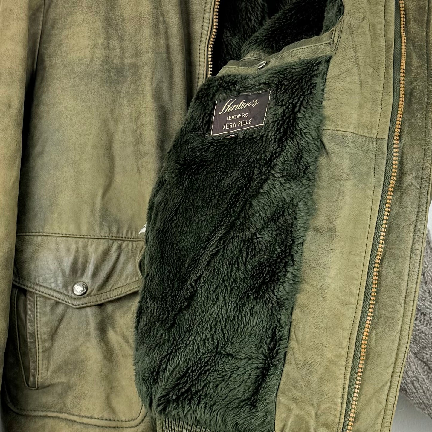 Kuratierter Vintage Onlineshop nachhaltige Secondhand Kleidung online kaufen, Online Shop Vintage, Vintage Online Shop, Second Hand Online Shop, gebraucht, zweite Hand, reused, preloved, Y2K, thriftshop, thriftstore, thrifting, thrift shop, thrift store