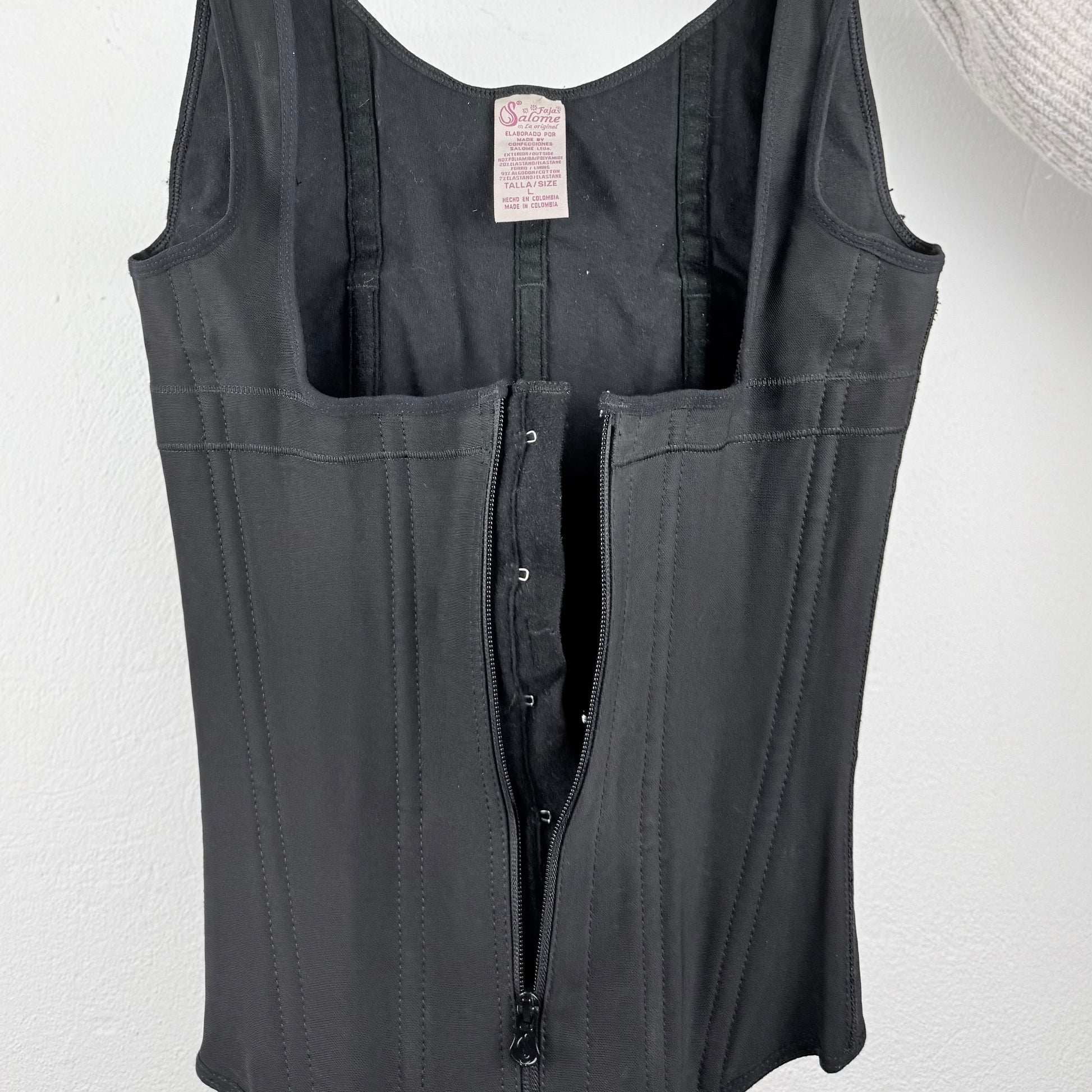 Kuratierter Vintage Onlineshop nachhaltige Secondhand Kleidung online kaufen, Online Shop Vintage, Vintage Online Shop, Second Hand Online Shop, gebraucht, zweite Hand, reused, preloved, Y2K, thriftshop, thriftstore, thrifting, thrift shop, thrift store, Korsett, Stabilizing, Bratz, Snatched