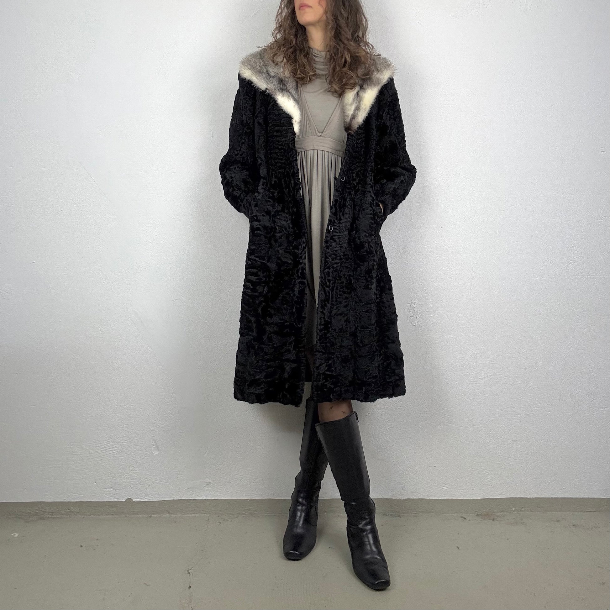 Kuratierter Vintage Onlineshop nachhaltige Secondhand Kleidung online kaufen, Online Shop Vintage, Vintage Online Shop, Second Hand Online Shop, gebraucht, zweite Hand, reused, preloved, Y2K, thriftshop, thriftstore, thrifting, thrift shop, thrift store