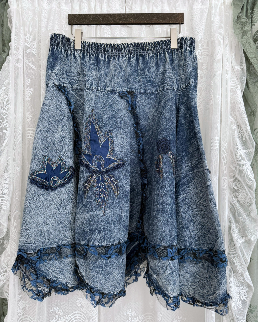 Jeansrock mit Spitze besonders rare witchy whimsy whimsical Teos Vintage online Shop