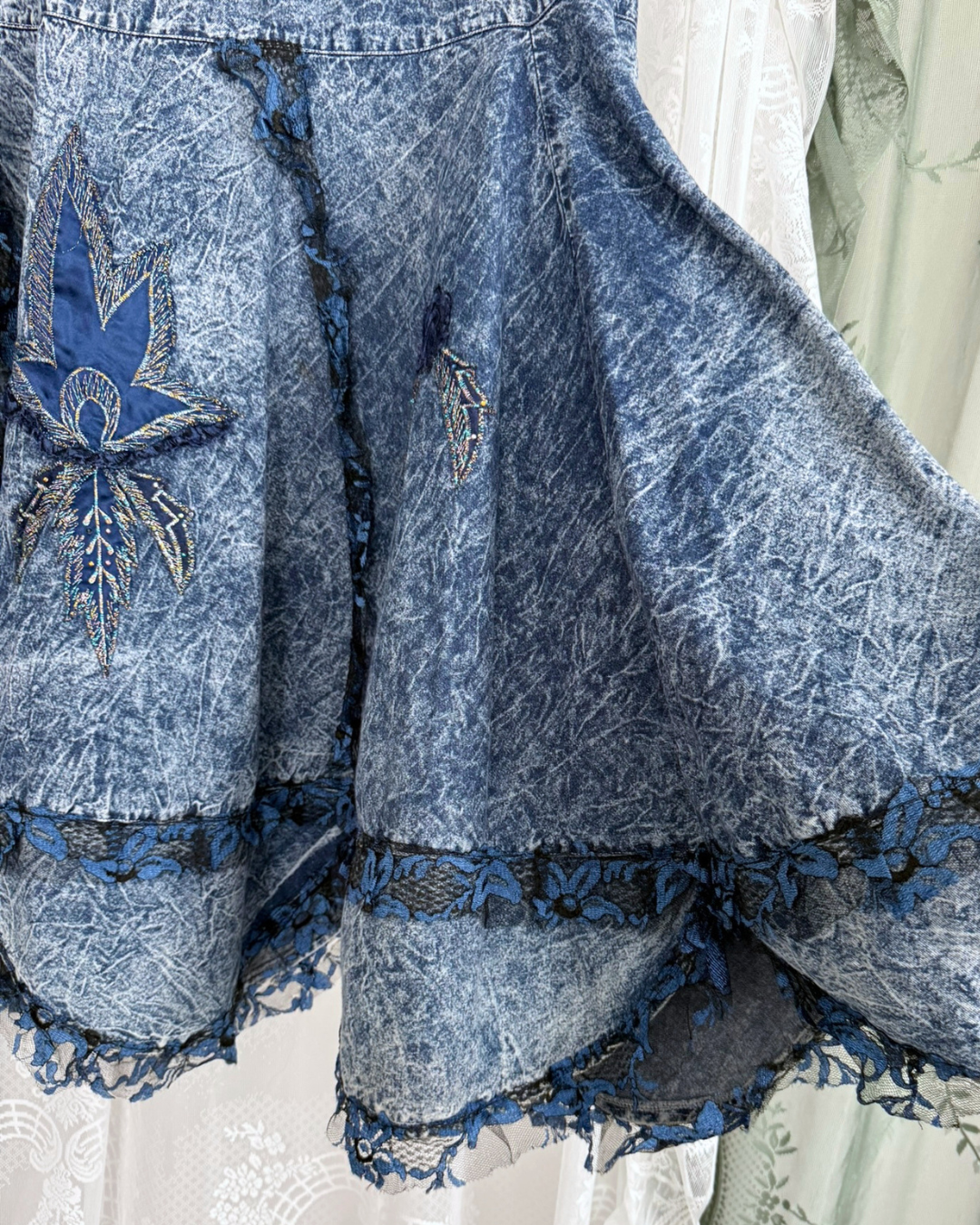 Jeansrock mit Spitze besonders rare witchy whimsy whimsical Teos Vintage online Shop