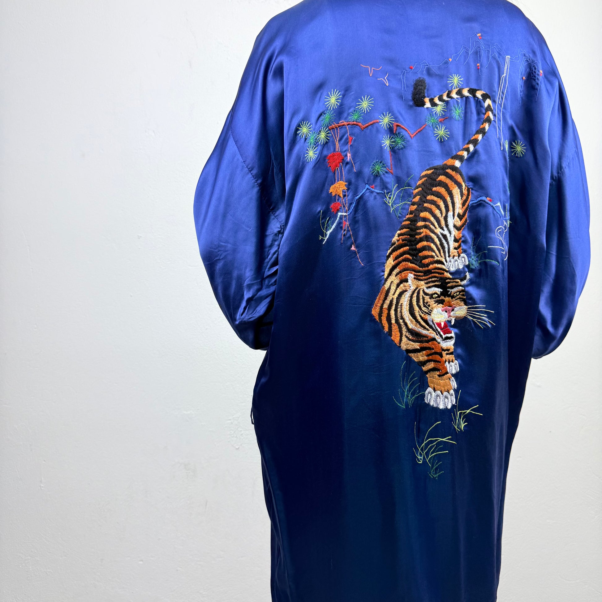 Kuratierter Vintage Onlineshop nachhaltige Secondhand Kleidung online kaufen, Online Shop Vintage, Vintage Online Shop, Second Hand Online Shop, gebraucht, zweite Hand, reused, preloved, Y2K, thriftshop, thriftstore, thrifting, thrift shop, thrift store, Kimono, Seide, Elegant, Traditional