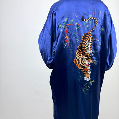 Kuratierter Vintage Onlineshop nachhaltige Secondhand Kleidung online kaufen, Online Shop Vintage, Vintage Online Shop, Second Hand Online Shop, gebraucht, zweite Hand, reused, preloved, Y2K, thriftshop, thriftstore, thrifting, thrift shop, thrift store, Kimono, Seide, Elegant, Traditional