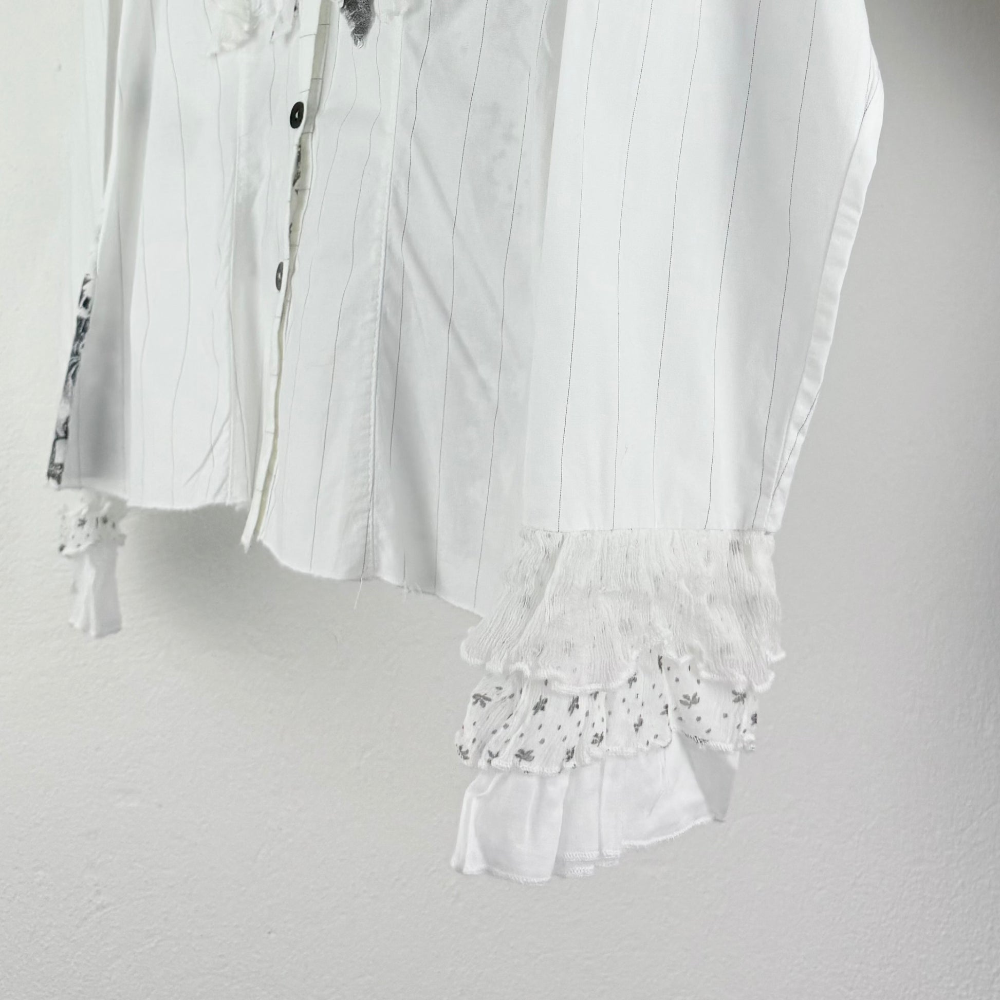 Kuratierter Vintage Onlineshop nachhaltige Secondhand Kleidung online kaufen, Online Shop Vintage, Vintage Online Shop, Second Hand Online Shop, gebraucht, zweite Hand, reused, preloved, Y2K, thriftshop, thriftstore, thrifting, thrift shop, thrift store, Patchwork, Floeers, Mixd Fabrics
