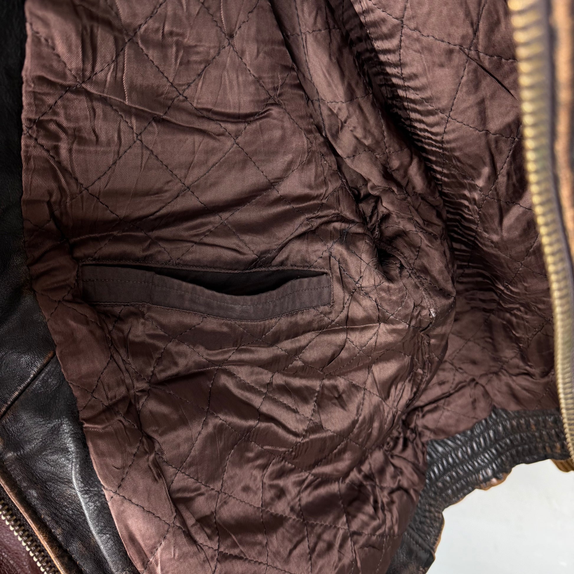 Kuratierter Vintage Onlineshop nachhaltige Secondhand Kleidung online kaufen, Online Shop Vintage, Vintage Online Shop, Second Hand Online Shop, gebraucht, zweite Hand, reused, preloved, Y2K, thriftshop, thriftstore, thrifting, thrift shop, thrift store