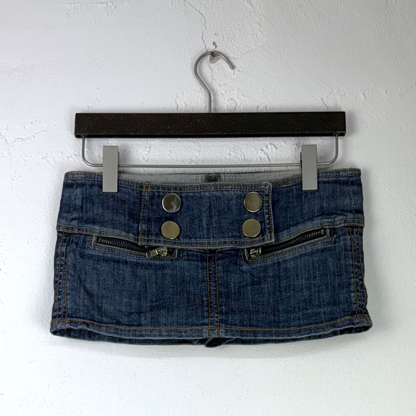 Kuratierter Vintage Onlineshop nachhaltige Secondhand Kleidung online kaufen, Online Shop Vintage, Vintage Online Shop, Second Hand Online Shop, gebraucht, zweite Hand, reused, preloved, Y2K, thriftshop, thriftstore, thrifting, thrift shop, thrift store