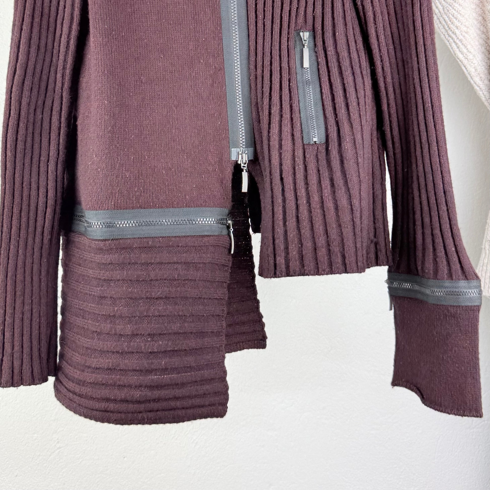 Kuratierter Vintage Onlineshop nachhaltige Secondhand Kleidung online kaufen, Online Shop Vintage, Vintage Online Shop, Second Hand Online Shop, gebraucht, zweite Hand, reused, preloved, Y2K, thriftshop, thriftstore, thrifting, thrift shop, thrift store, Asymmetrisch, Strick, Zipper, Retro