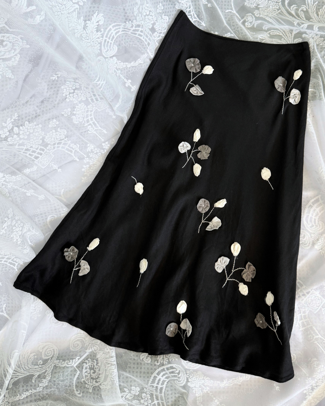 Lazzari & Co Midirock mit 3d Blumen Blumnapplikationen designer Second Hand italenische Designer