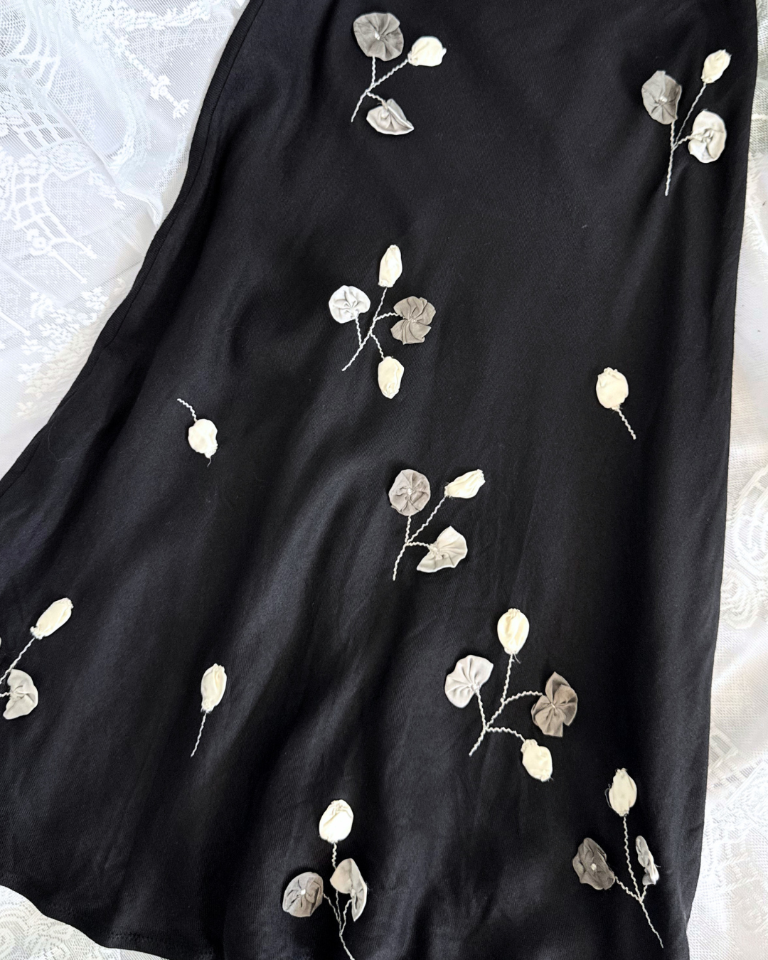 Lazzari & Co Midirock mit 3d Blumen Blumnapplikationen designer Second Hand italenische Designer