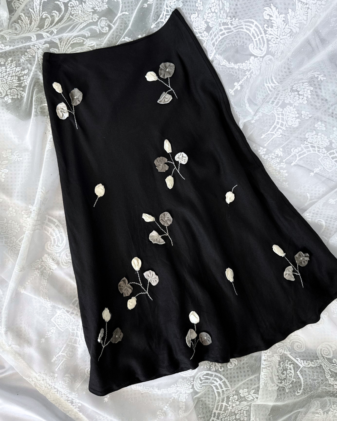 Lazzari & Co Midirock mit 3d Blumen Blumnapplikationen designer Second Hand italenische Designer