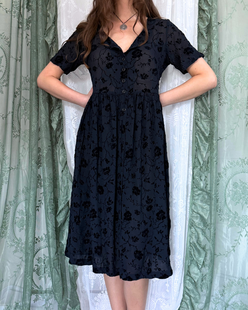 Samtkleid Maxikleid Samt Blumenmuster Knopfleiste 90s Style whitchy whimsical Teos Vintage Onlineshop