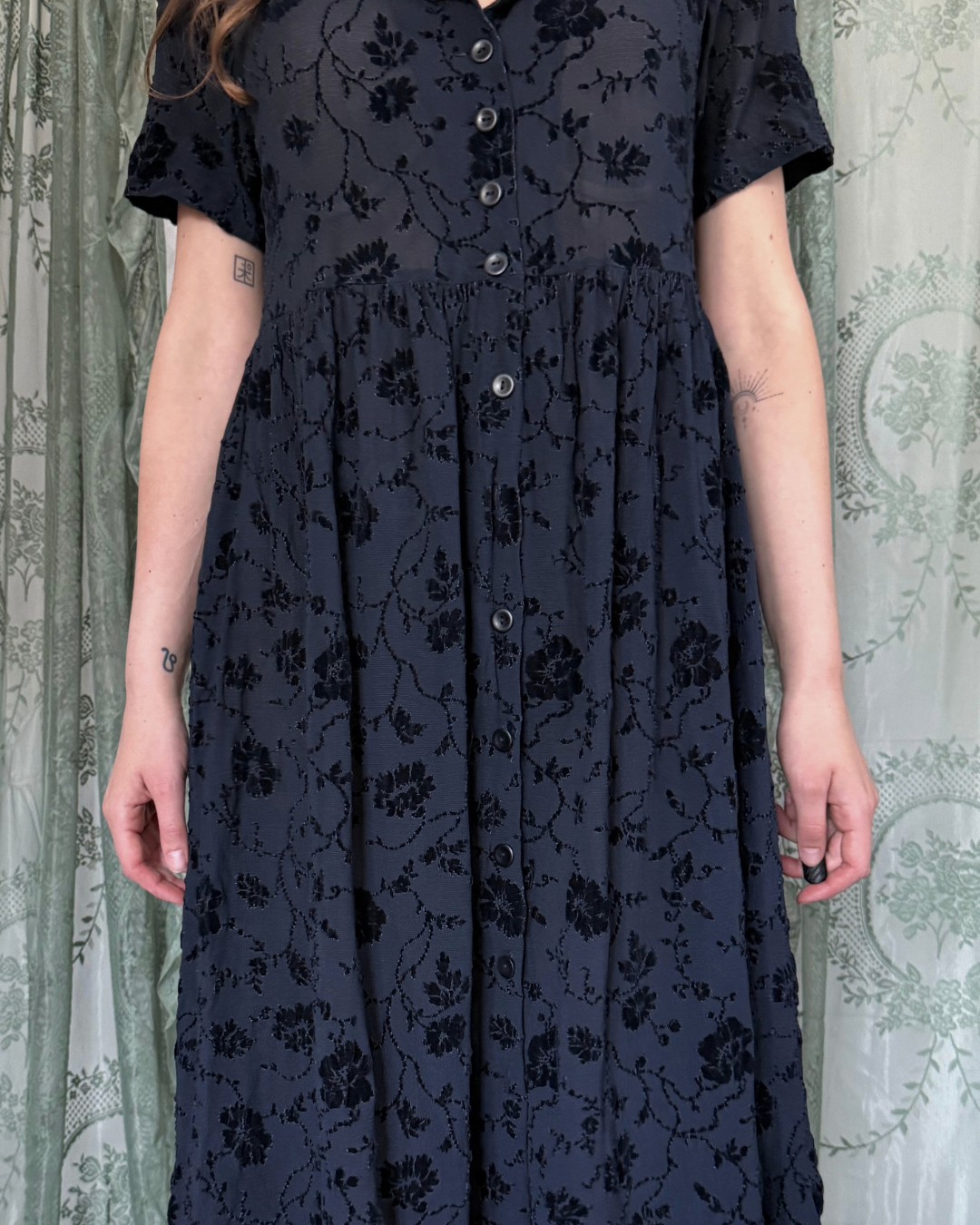 Samtkleid Maxikleid Samt Blumenmuster Knopfleiste 90s Style whitchy whimsical Teos Vintage Onlineshop