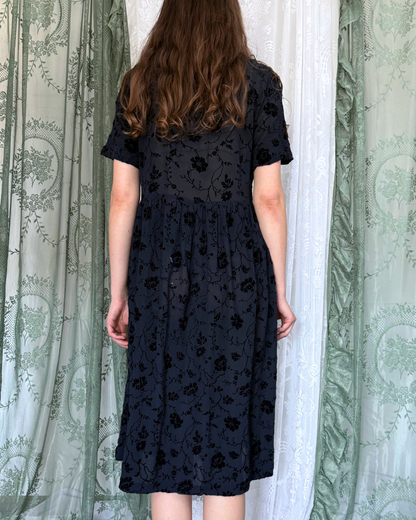 Samtkleid Maxikleid Samt Blumenmuster Knopfleiste 90s Style whitchy whimsical Teos Vintage Onlineshop