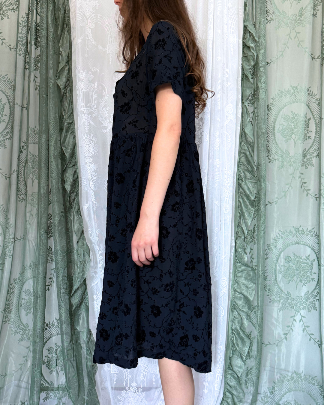 Samtkleid Maxikleid Samt Blumenmuster Knopfleiste 90s Style whitchy whimsical Teos Vintage Onlineshop