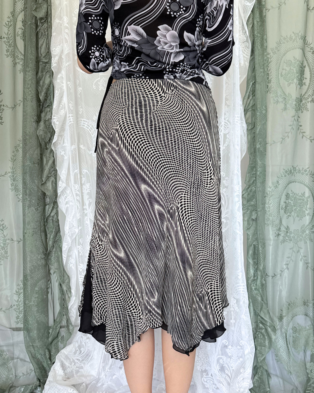 Asymmetrischer Midirock psychedelisches trippy Muster 90s Style whimsical whitchy whimsy Teos Vintage Onlineshop