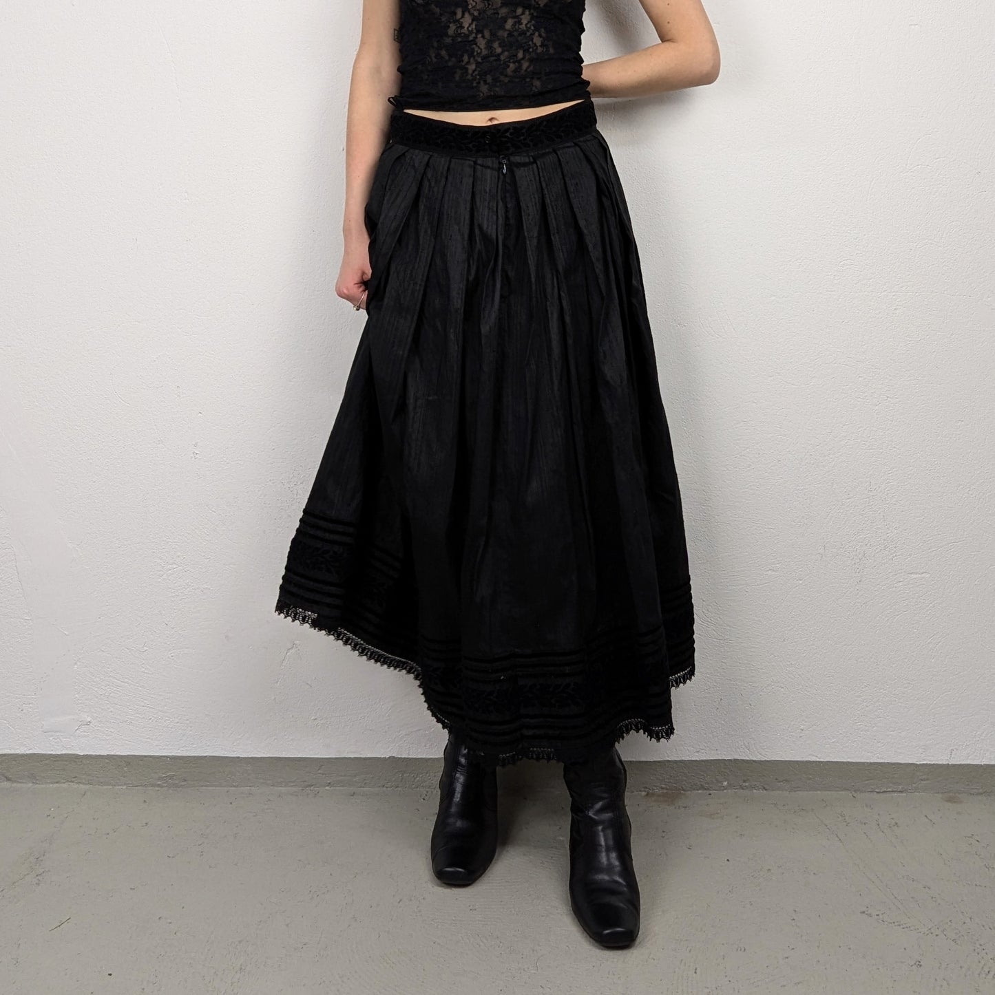 Kuratierter Vintage Onlineshop nachhaltige Secondhand Kleidung online kaufen, Online Shop Vintage, Vintage Online Shop, Second Hand Online Shop, gebraucht, zweite Hand, reused, preloved, Y2K, thriftshop, thriftstore, thrifting, thrift shop, thrift store