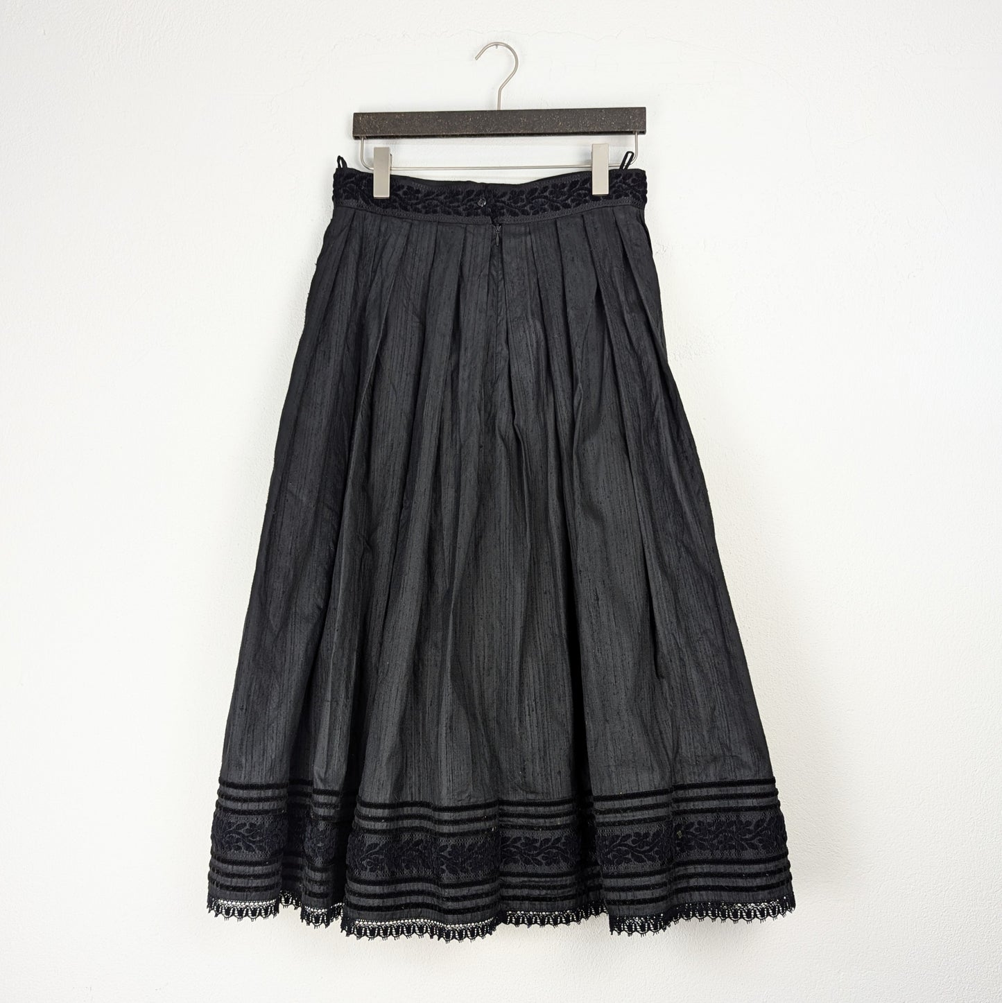 Kuratierter Vintage Onlineshop nachhaltige Secondhand Kleidung online kaufen, Online Shop Vintage, Vintage Online Shop, Second Hand Online Shop, gebraucht, zweite Hand, reused, preloved, Y2K, thriftshop, thriftstore, thrifting, thrift shop, thrift store