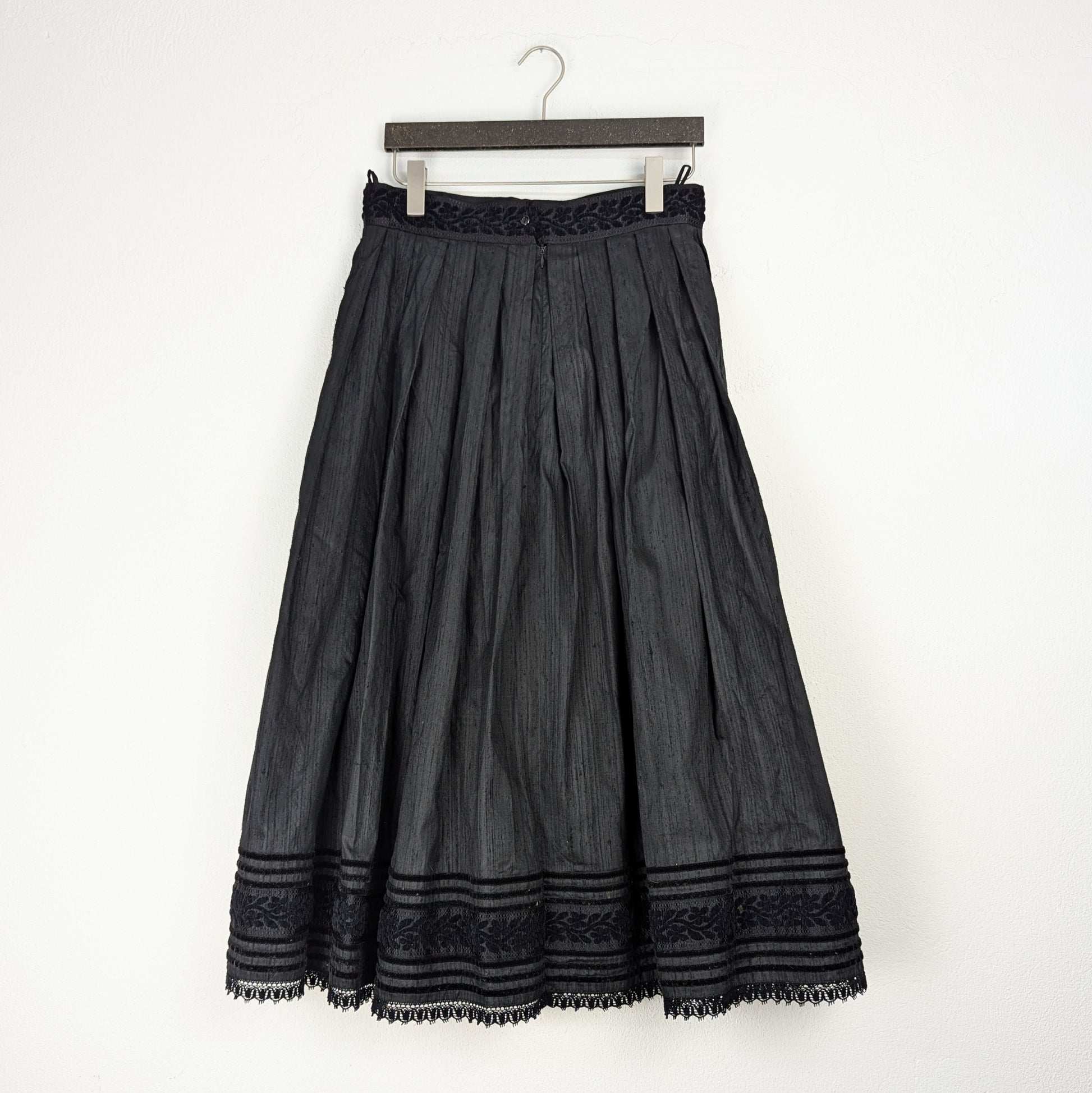 Kuratierter Vintage Onlineshop nachhaltige Secondhand Kleidung online kaufen, Online Shop Vintage, Vintage Online Shop, Second Hand Online Shop, gebraucht, zweite Hand, reused, preloved, Y2K, thriftshop, thriftstore, thrifting, thrift shop, thrift store
