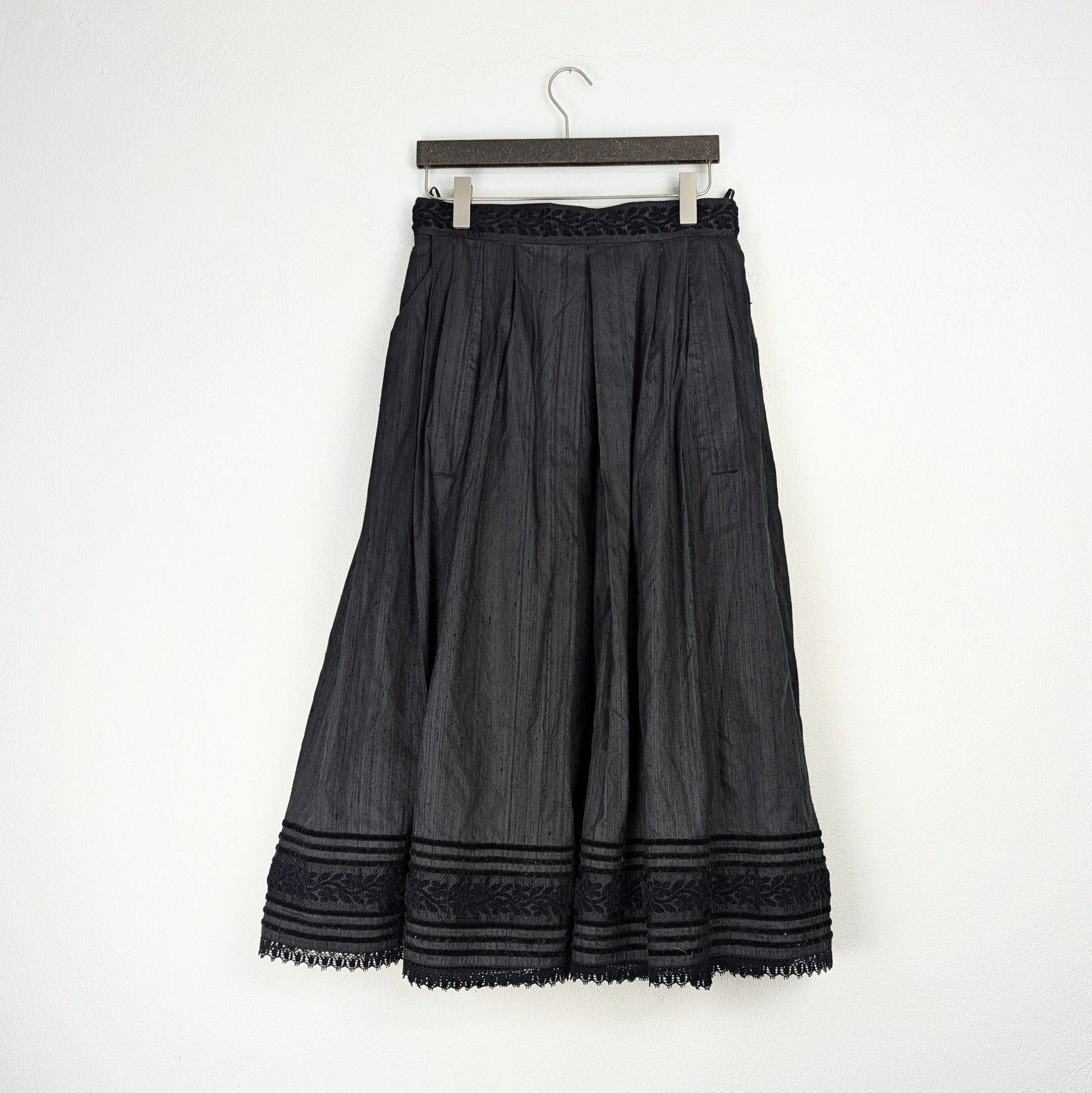 Kuratierter Vintage Onlineshop nachhaltige Secondhand Kleidung online kaufen, Online Shop Vintage, Vintage Online Shop, Second Hand Online Shop, gebraucht, zweite Hand, reused, preloved, Y2K, thriftshop, thriftstore, thrifting, thrift shop, thrift store
