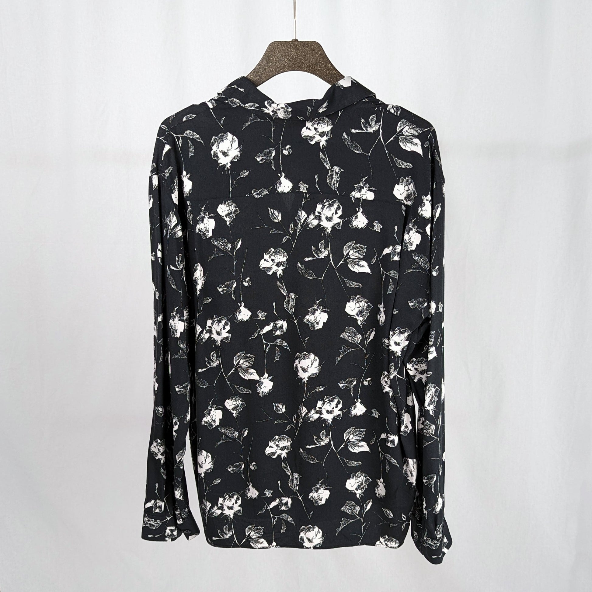 Kuratierter Vintage Onlineshop nachhaltige Secondhand Kleidung online kaufen, Online Shop Vintage, Vintage Online Shop, Second Hand Online Shop, gebraucht, zweite Hand, reused, preloved, Y2K, thriftshop, thriftstore, thrifting, thrift shop, thrift store