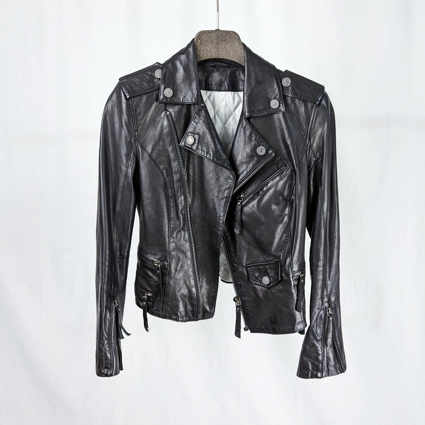Kuratierter Vintage Onlineshop nachhaltige Secondhand Kleidung online kaufen, Online Shop Vintage, Vintage Online Shop, Second Hand Online Shop, gebraucht, zweite Hand, reused, preloved, Y2K, thriftshop, thriftstore, thrifting, thrift shop, thrift store