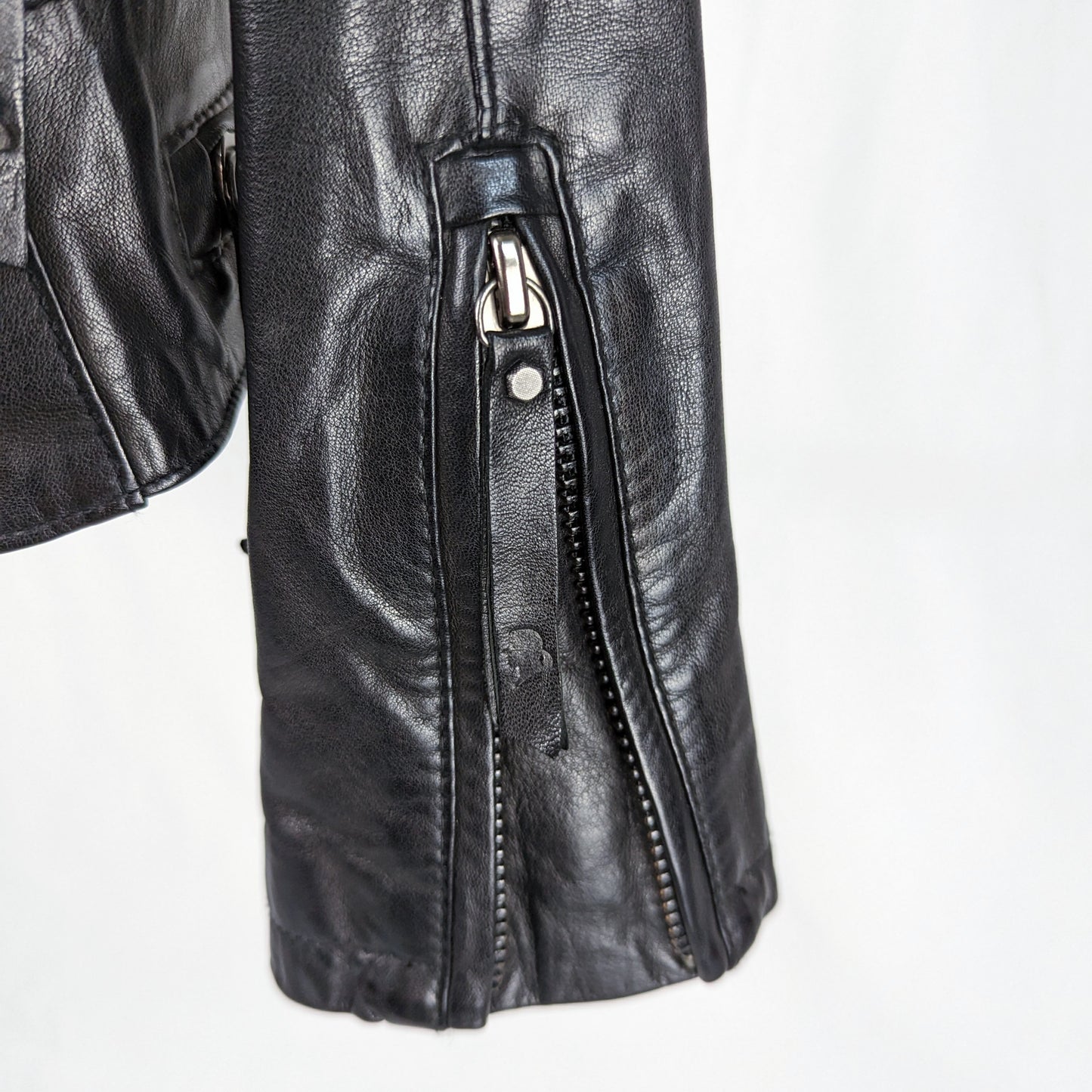 Kuratierter Vintage Onlineshop nachhaltige Secondhand Kleidung online kaufen, Online Shop Vintage, Vintage Online Shop, Second Hand Online Shop, gebraucht, zweite Hand, reused, preloved, Y2K, thriftshop, thriftstore, thrifting, thrift shop, thrift store