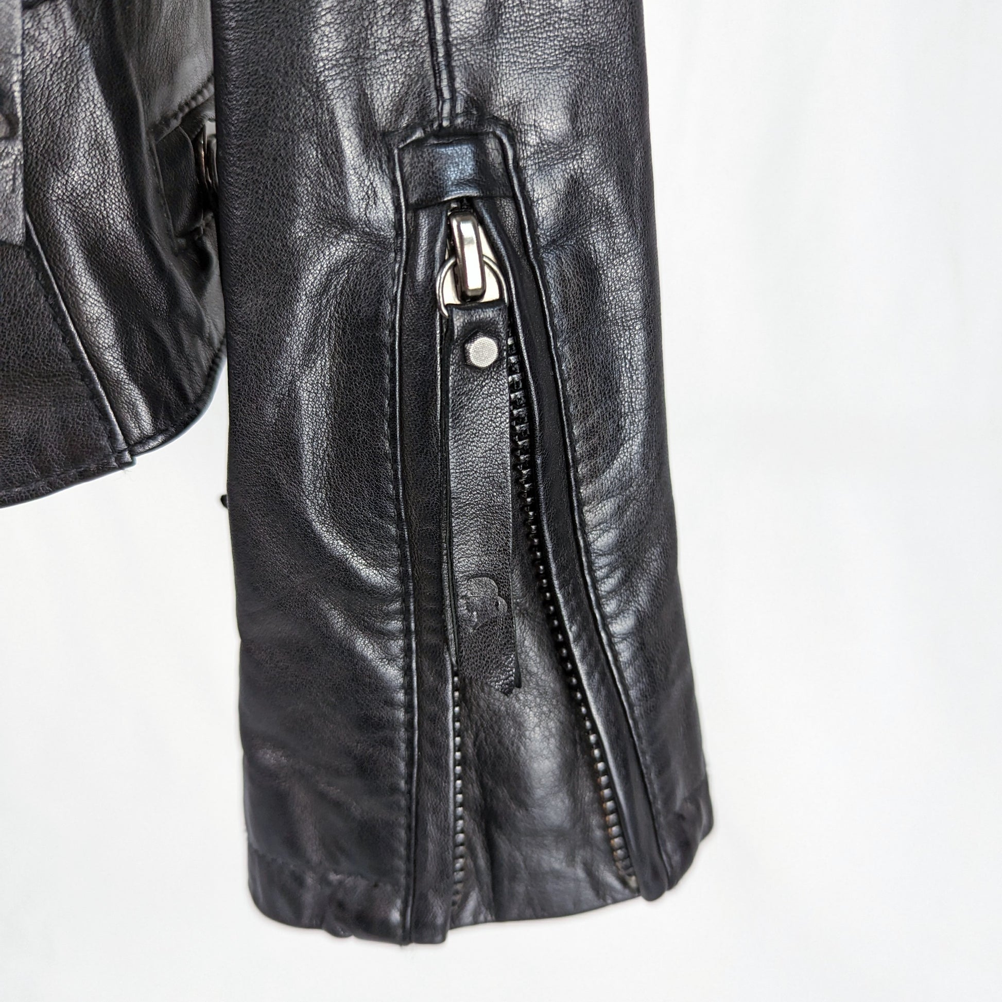 Kuratierter Vintage Onlineshop nachhaltige Secondhand Kleidung online kaufen, Online Shop Vintage, Vintage Online Shop, Second Hand Online Shop, gebraucht, zweite Hand, reused, preloved, Y2K, thriftshop, thriftstore, thrifting, thrift shop, thrift store