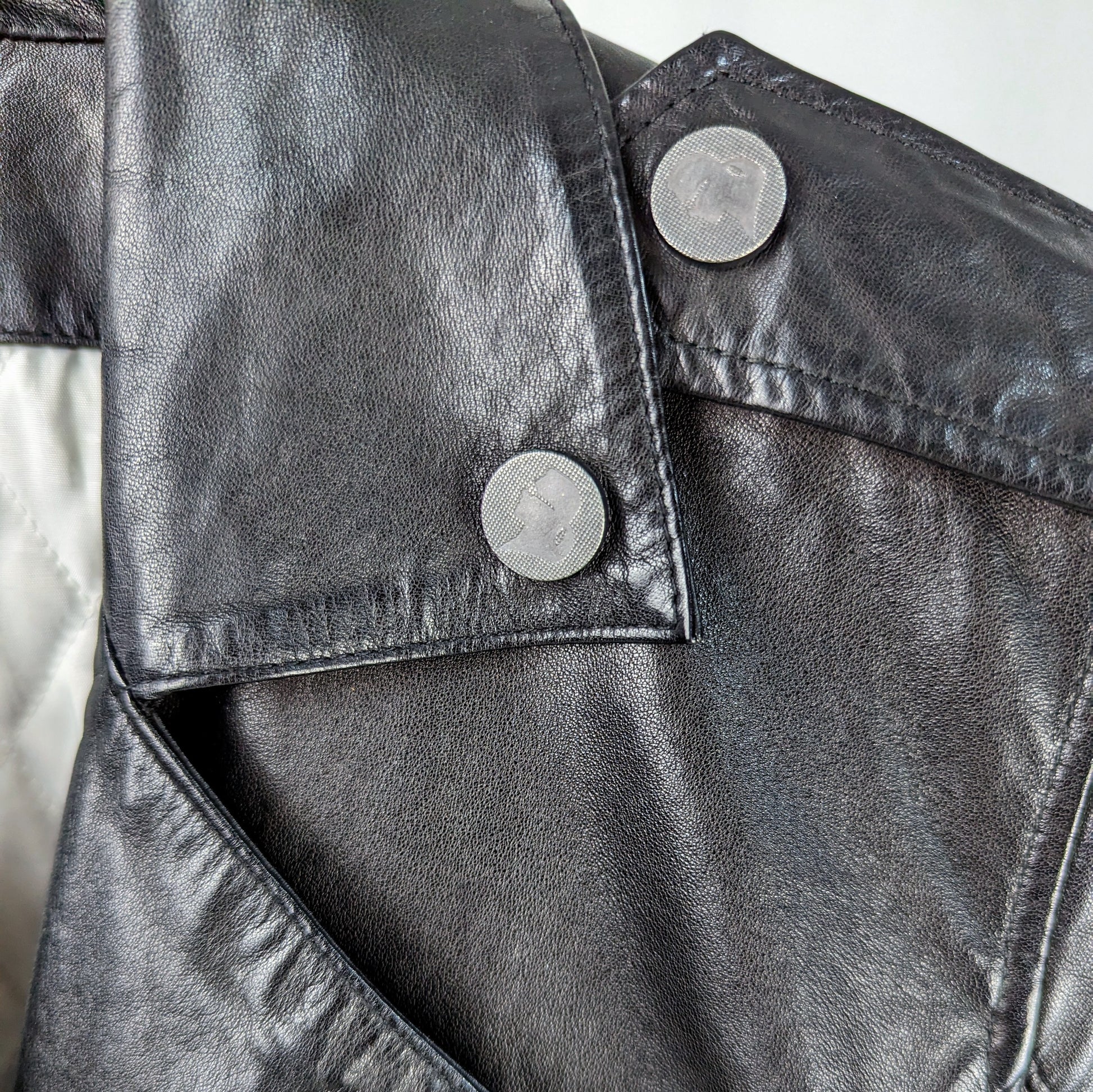 Kuratierter Vintage Onlineshop nachhaltige Secondhand Kleidung online kaufen, Online Shop Vintage, Vintage Online Shop, Second Hand Online Shop, gebraucht, zweite Hand, reused, preloved, Y2K, thriftshop, thriftstore, thrifting, thrift shop, thrift store