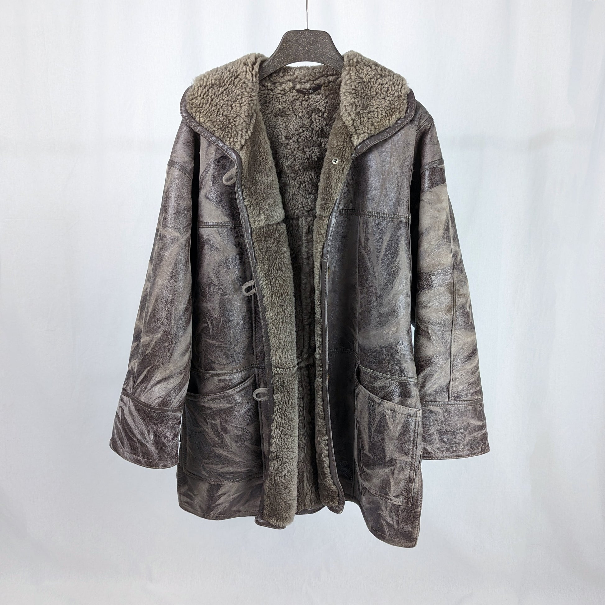 Kuratierter Vintage Onlineshop nachhaltige Secondhand Kleidung online kaufen, Online Shop Vintage, Vintage Online Shop, Second Hand Online Shop, gebraucht, zweite Hand, reused, preloved, Y2K, thriftshop, thriftstore, thrifting, thrift shop, thrift store