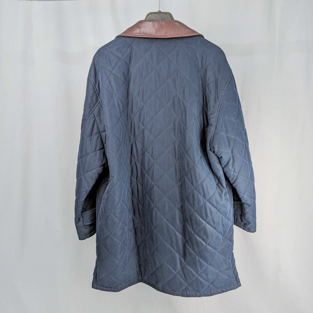 Kuratierter Vintage Onlineshop nachhaltige Secondhand Kleidung online kaufen, Online Shop Vintage, Vintage Online Shop, Second Hand Online Shop, gebraucht, zweite Hand, reused, preloved, Y2K, thriftshop, thriftstore, thrifting, thrift shop, thrift store