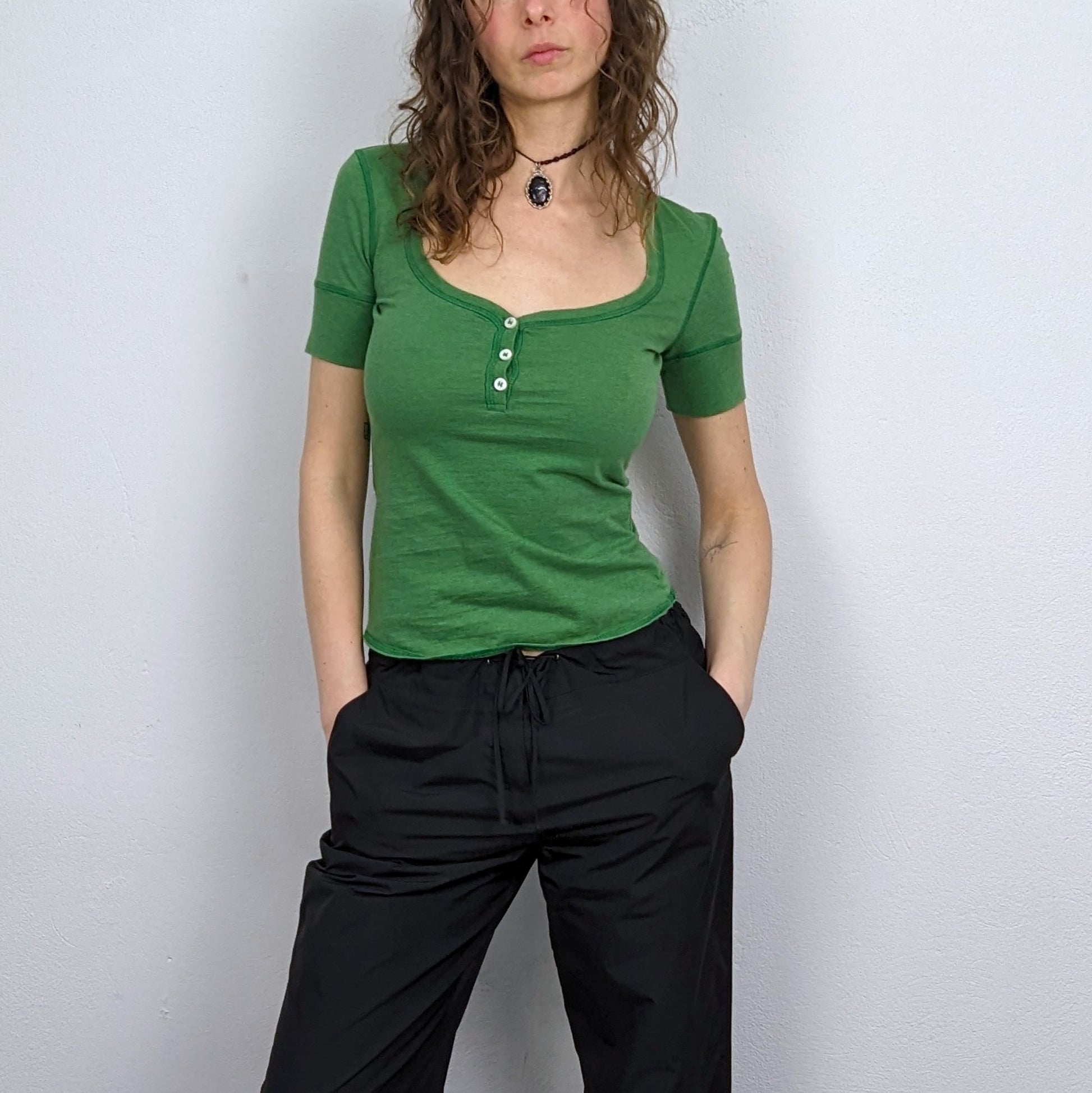 Kuratierter Vintage Onlineshop nachhaltige Secondhand Kleidung online kaufen, Online Shop Vintage, Vintage Online Shop, Second Hand Online Shop, gebraucht, zweite Hand, reused, preloved, Y2K, thriftshop, thriftstore, thrifting, thrift shop, thrift store