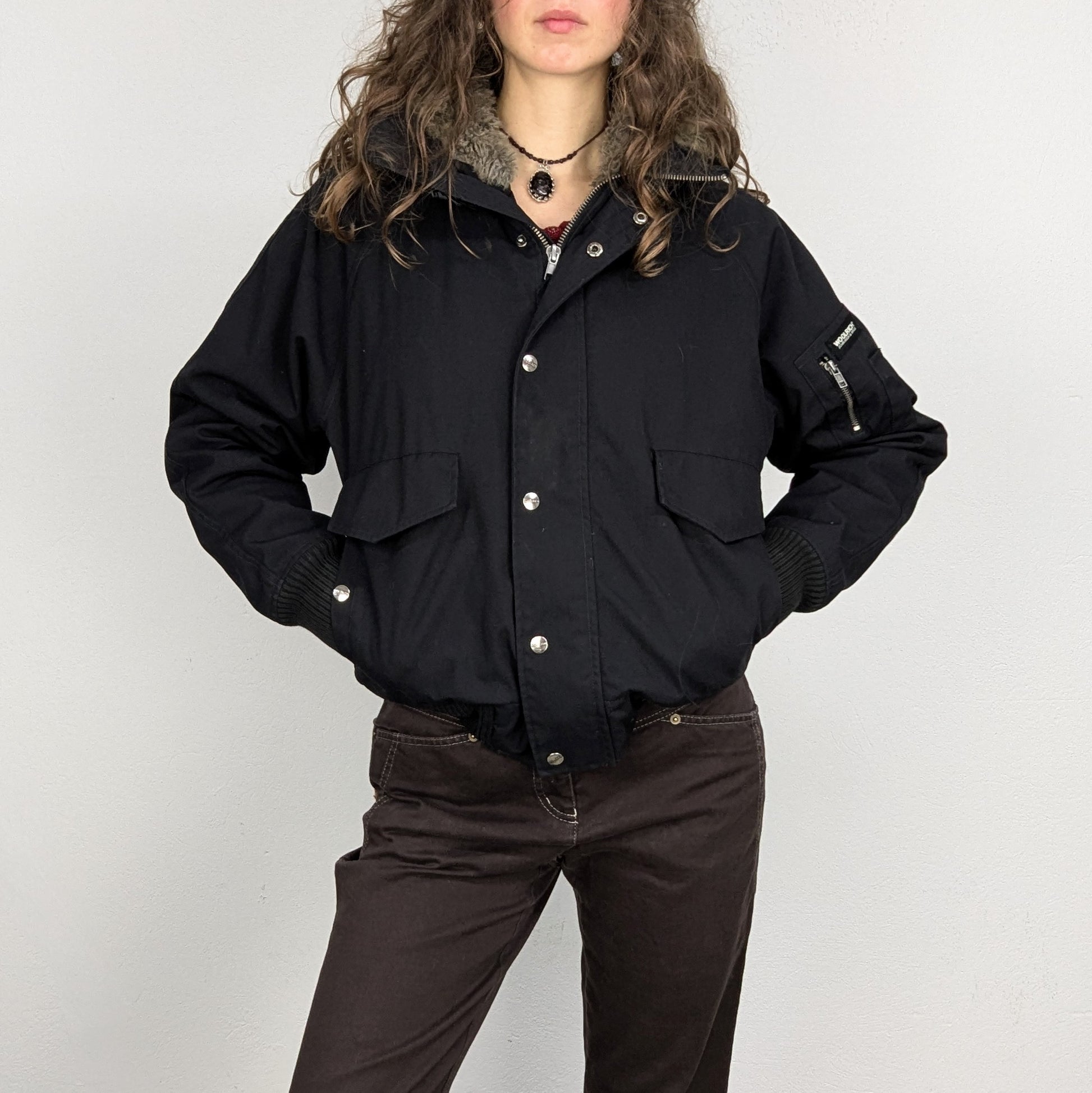 Kuratierter Vintage Onlineshop nachhaltige Secondhand Kleidung online kaufen, Online Shop Vintage, Vintage Online Shop, Second Hand Online Shop, gebraucht, zweite Hand, reused, preloved, Y2K, thriftshop, thriftstore, thrifting, thrift shop, thrift store