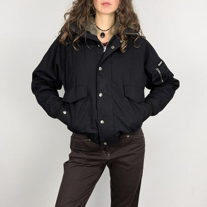 Kuratierter Vintage Onlineshop nachhaltige Secondhand Kleidung online kaufen, Online Shop Vintage, Vintage Online Shop, Second Hand Online Shop, gebraucht, zweite Hand, reused, preloved, Y2K, thriftshop, thriftstore, thrifting, thrift shop, thrift store