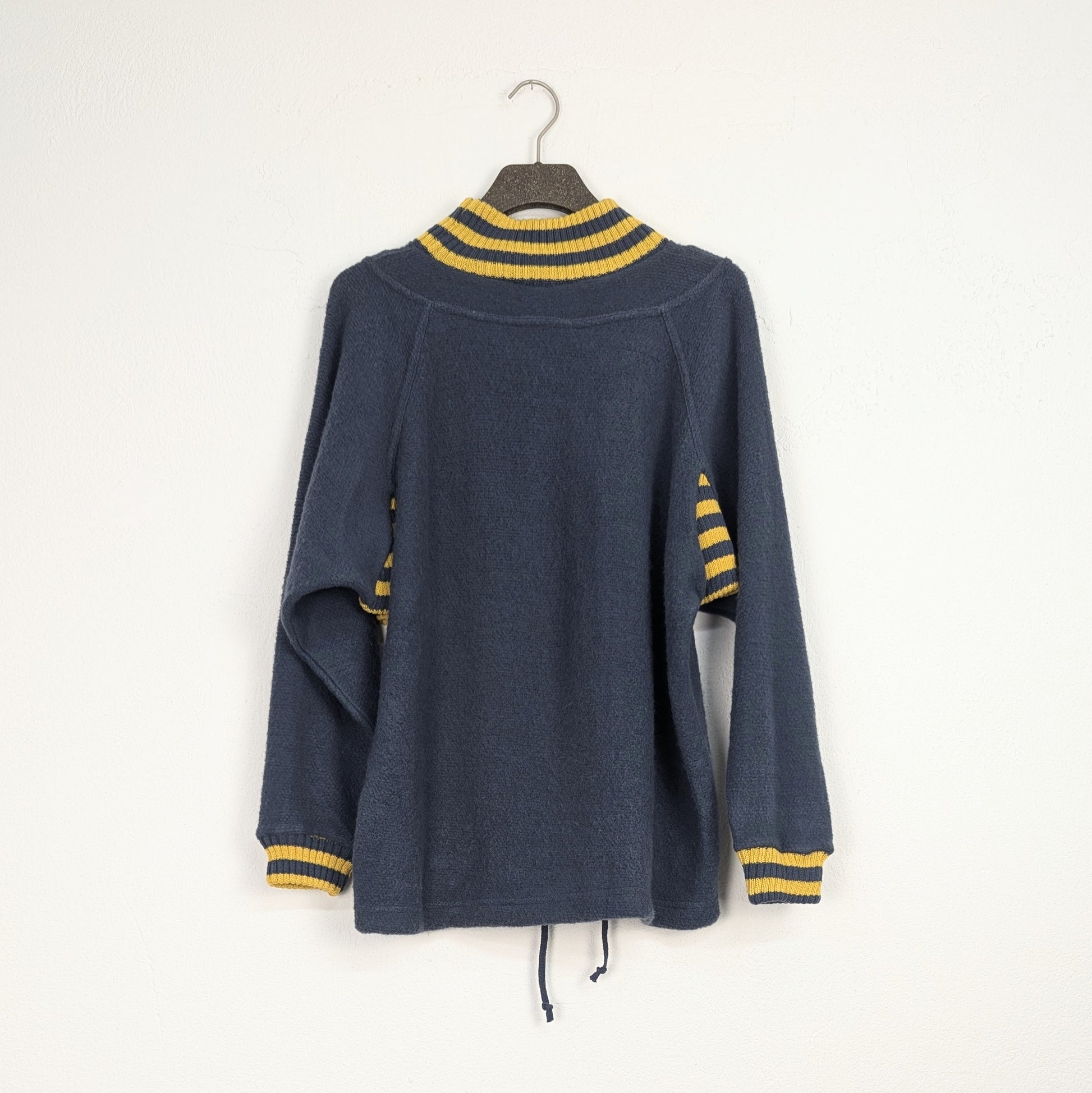 Kuratierter Vintage Onlineshop nachhaltige Secondhand Kleidung online kaufen, Online Shop Vintage, Vintage Online Shop, Second Hand Online Shop, gebraucht, zweite Hand, reused, preloved, Y2K, thriftshop, thriftstore, thrifting, thrift shop, thrift store