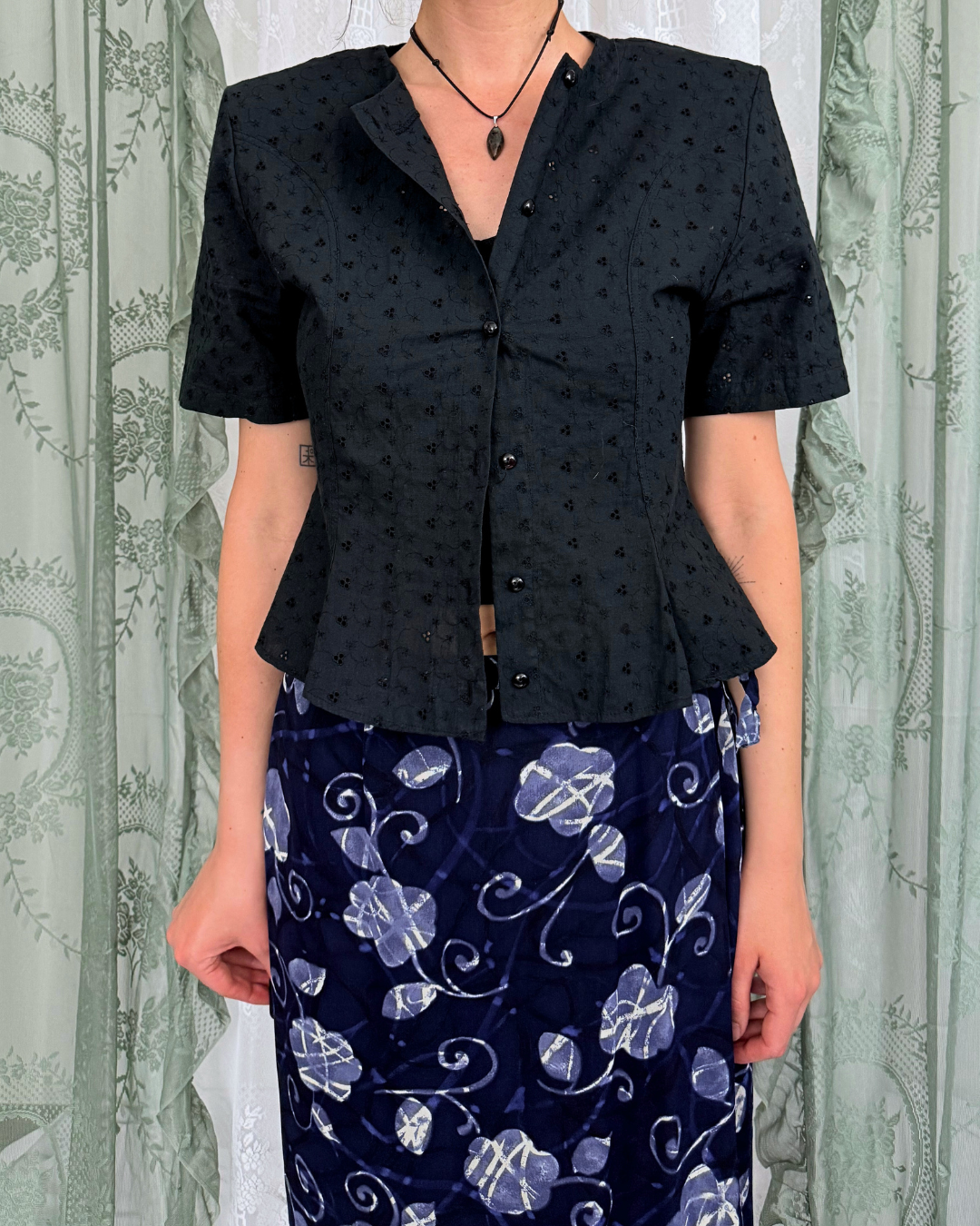Vintage Kurzarmbluse Blumenlochmuster schwarz 90s Style whimsical whitchy Whimsy