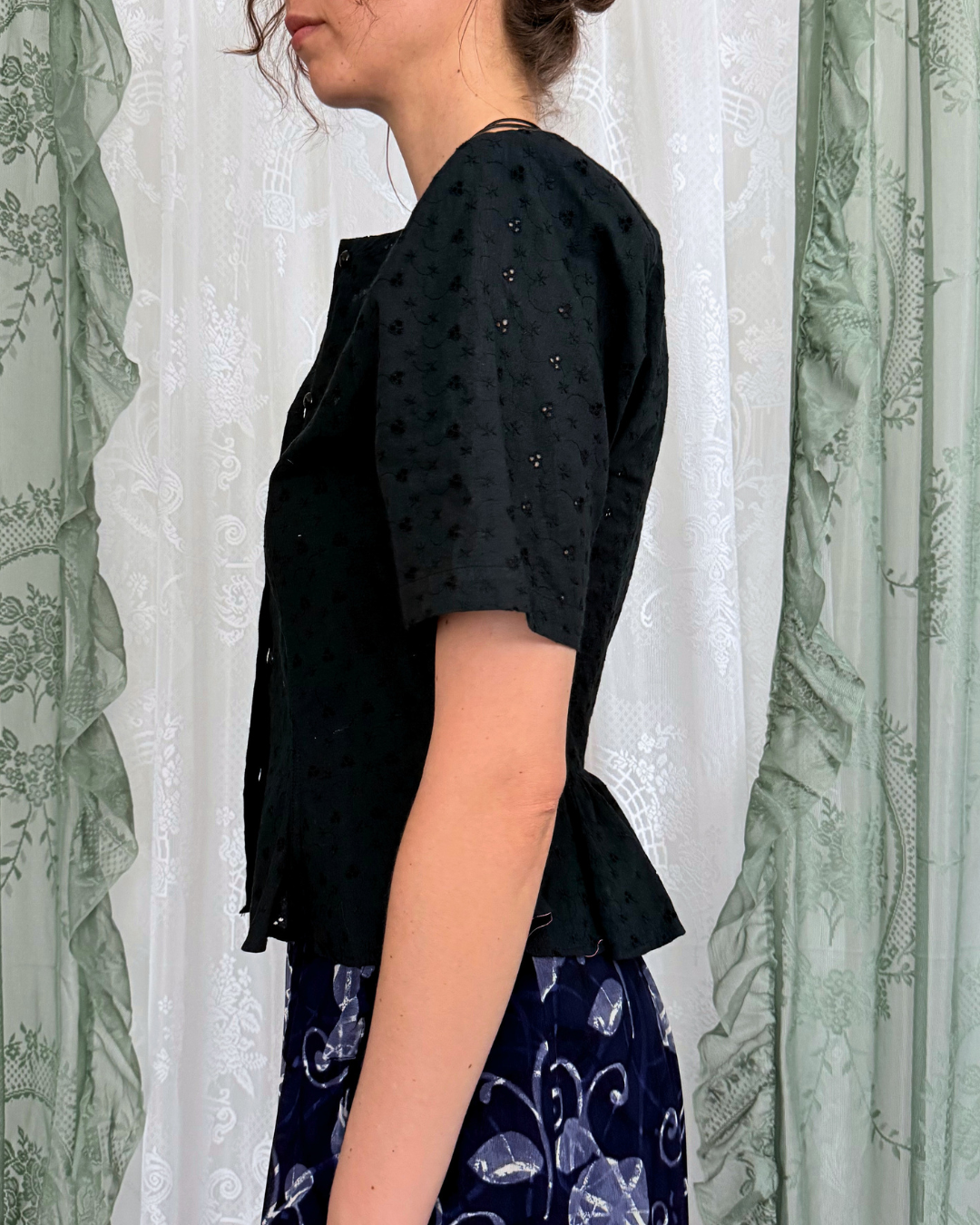 Vintage Kurzarmbluse Blumenlochmuster schwarz 90s Style whimsical whitchy Whimsy