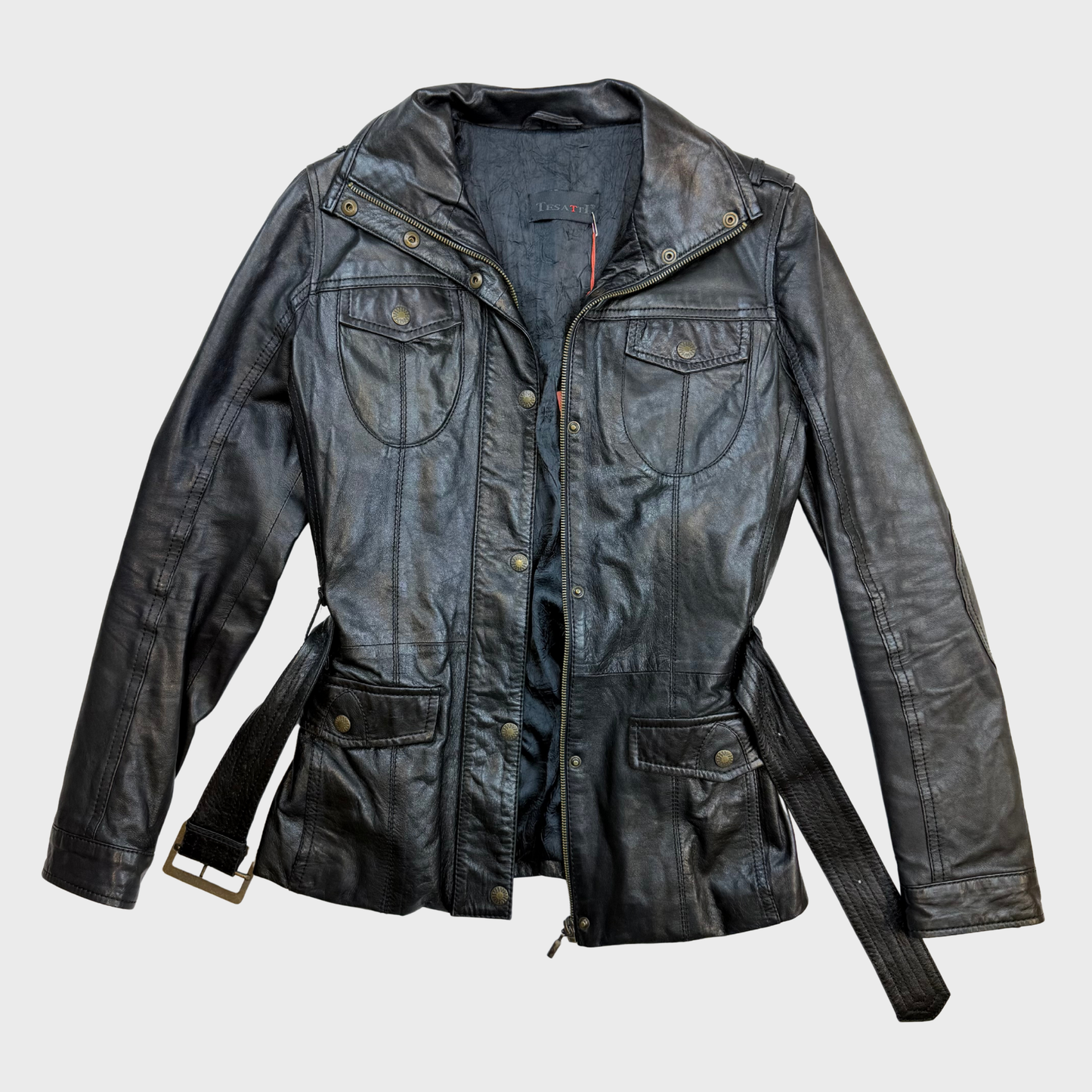 Vintage Lederjacke talliert 90s Lederjacke Gürtel Vintage Onlineshop Kuratierter Vintage Onlineshop nachhaltige Secondhand Kleidung online kaufen, Online Shop Vintage, Vintage Online Shop, Second Hand Online Shop, gebraucht, zweite Hand, reused, preloved, Y2K, thriftshop, thriftstore, thrifting, thrift shop, thrift store, Second Hand, Vintage