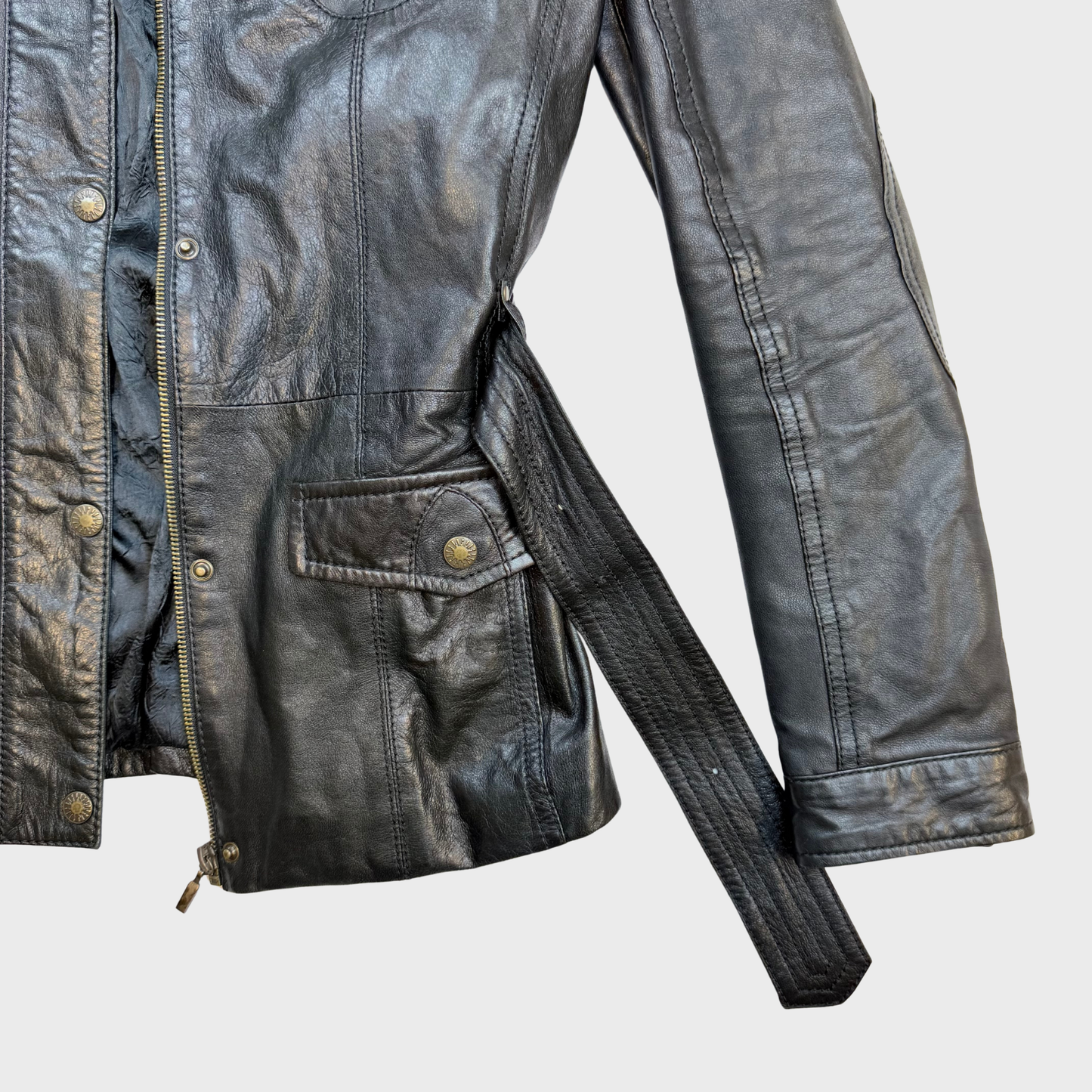 Vintage Lederjacke talliert 90s Lederjacke Gürtel Vintage Onlineshop
Kuratierter Vintage Onlineshop nachhaltige Secondhand Kleidung online kaufen, Online Shop Vintage, Vintage Online Shop, Second Hand Online Shop, gebraucht, zweite Hand, reused, preloved, Y2K, thriftshop, thriftstore, thrifting, thrift shop, thrift store, Second Hand, Vintage