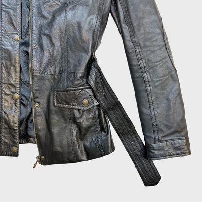 Vintage Lederjacke talliert 90s Lederjacke Gürtel Vintage Onlineshop
Kuratierter Vintage Onlineshop nachhaltige Secondhand Kleidung online kaufen, Online Shop Vintage, Vintage Online Shop, Second Hand Online Shop, gebraucht, zweite Hand, reused, preloved, Y2K, thriftshop, thriftstore, thrifting, thrift shop, thrift store, Second Hand, Vintage