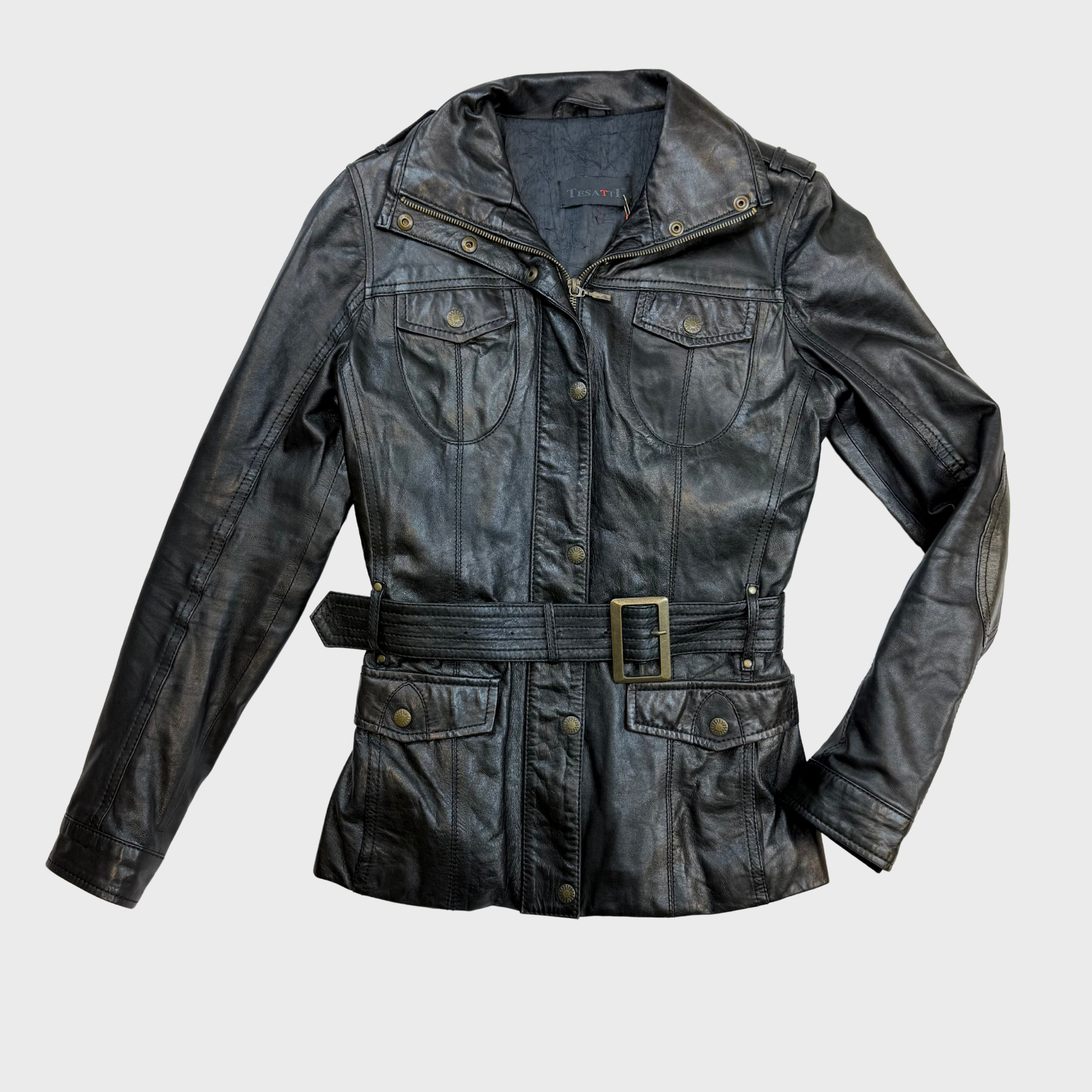 Vintage Lederjacke talliert 90s Lederjacke Gürtel Vintage Onlineshop
Kuratierter Vintage Onlineshop nachhaltige Secondhand Kleidung online kaufen, Online Shop Vintage, Vintage Online Shop, Second Hand Online Shop, gebraucht, zweite Hand, reused, preloved, Y2K, thriftshop, thriftstore, thrifting, thrift shop, thrift store, Second Hand, Vintage