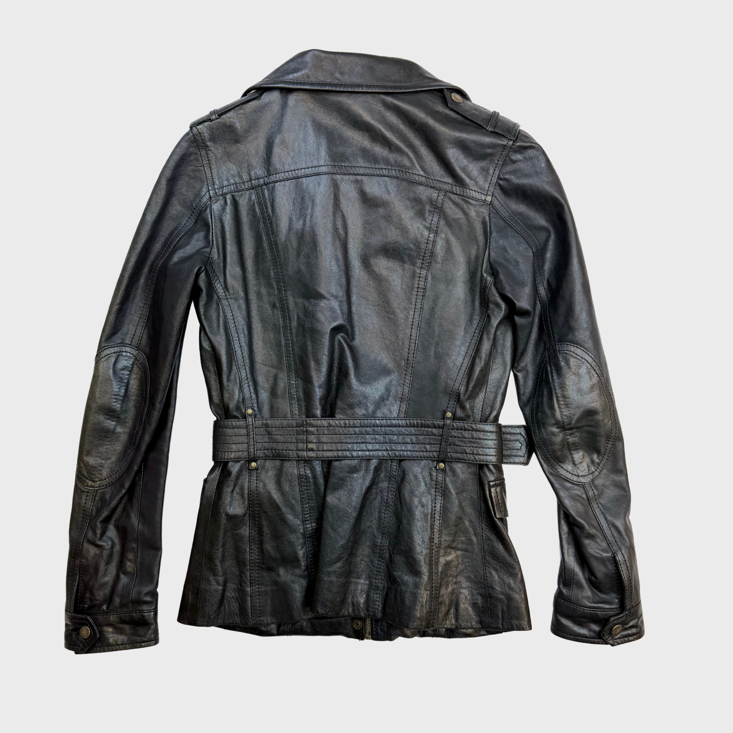 Vintage Lederjacke talliert 90s Lederjacke Gürtel Vintage Onlineshop
Kuratierter Vintage Onlineshop nachhaltige Secondhand Kleidung online kaufen, Online Shop Vintage, Vintage Online Shop, Second Hand Online Shop, gebraucht, zweite Hand, reused, preloved, Y2K, thriftshop, thriftstore, thrifting, thrift shop, thrift store, Second Hand, Vintage