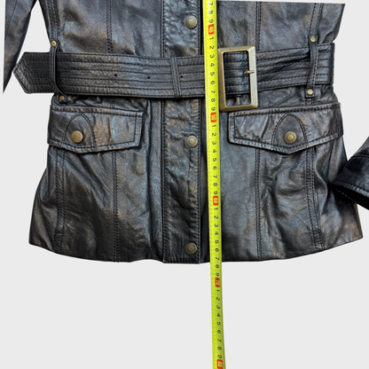 Vintage Lederjacke talliert 90s Lederjacke Gürtel Vintage Onlineshop
Kuratierter Vintage Onlineshop nachhaltige Secondhand Kleidung online kaufen, Online Shop Vintage, Vintage Online Shop, Second Hand Online Shop, gebraucht, zweite Hand, reused, preloved, Y2K, thriftshop, thriftstore, thrifting, thrift shop, thrift store, Second Hand, Vintage