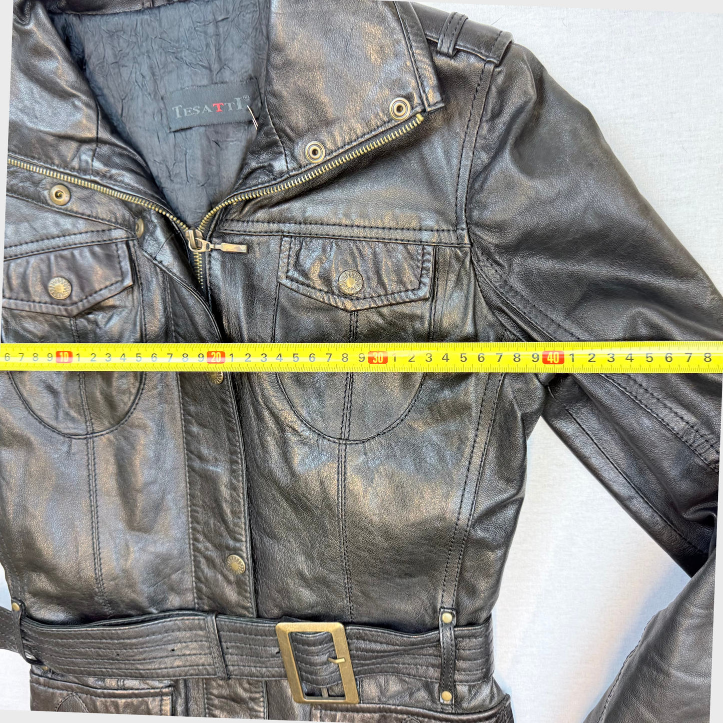 Vintage Lederjacke talliert 90s Lederjacke Gürtel Vintage Onlineshop
Kuratierter Vintage Onlineshop nachhaltige Secondhand Kleidung online kaufen, Online Shop Vintage, Vintage Online Shop, Second Hand Online Shop, gebraucht, zweite Hand, reused, preloved, Y2K, thriftshop, thriftstore, thrifting, thrift shop, thrift store, Second Hand, Vintage