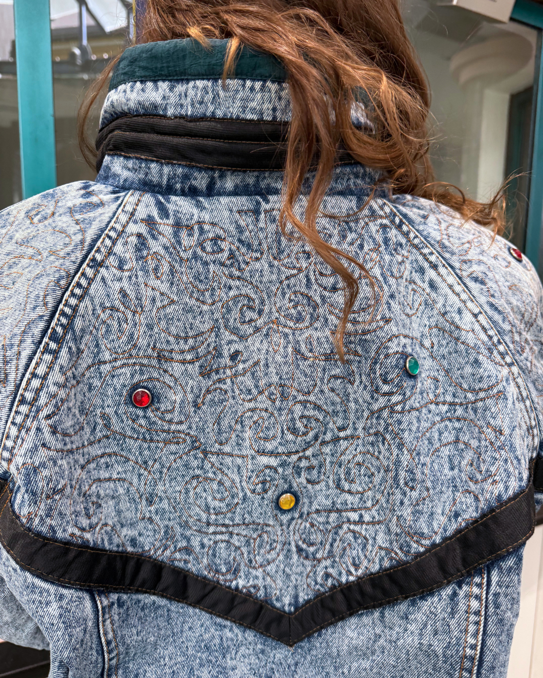 Rare Vintage Jeansjacke Weathered Blues mit Steinen und Ornamenten Boho Whimsical